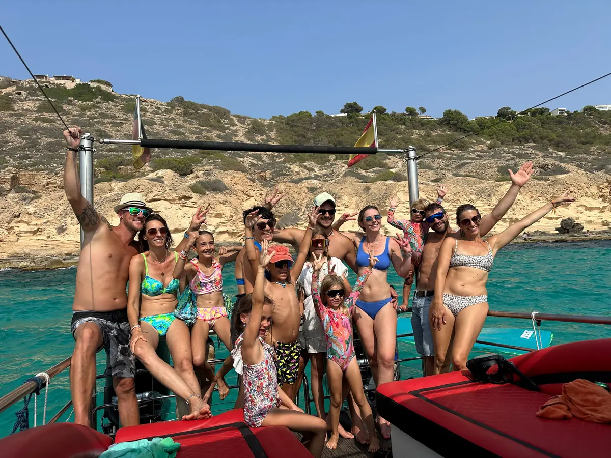 Familie mit Kindern an Bord in einer Bucht auf Mallorca