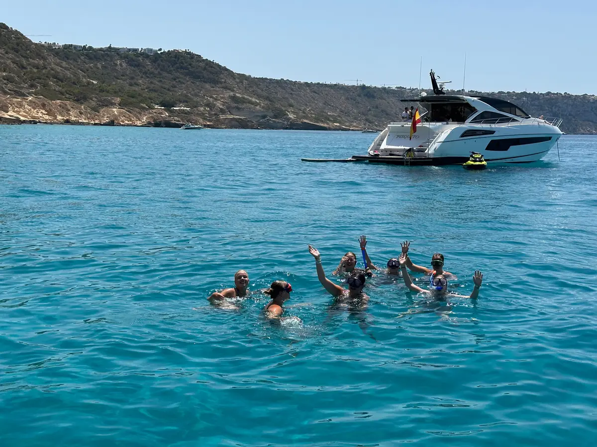 Gruppe beim Schwimmen und Schnorcheln im türkisen Wasser