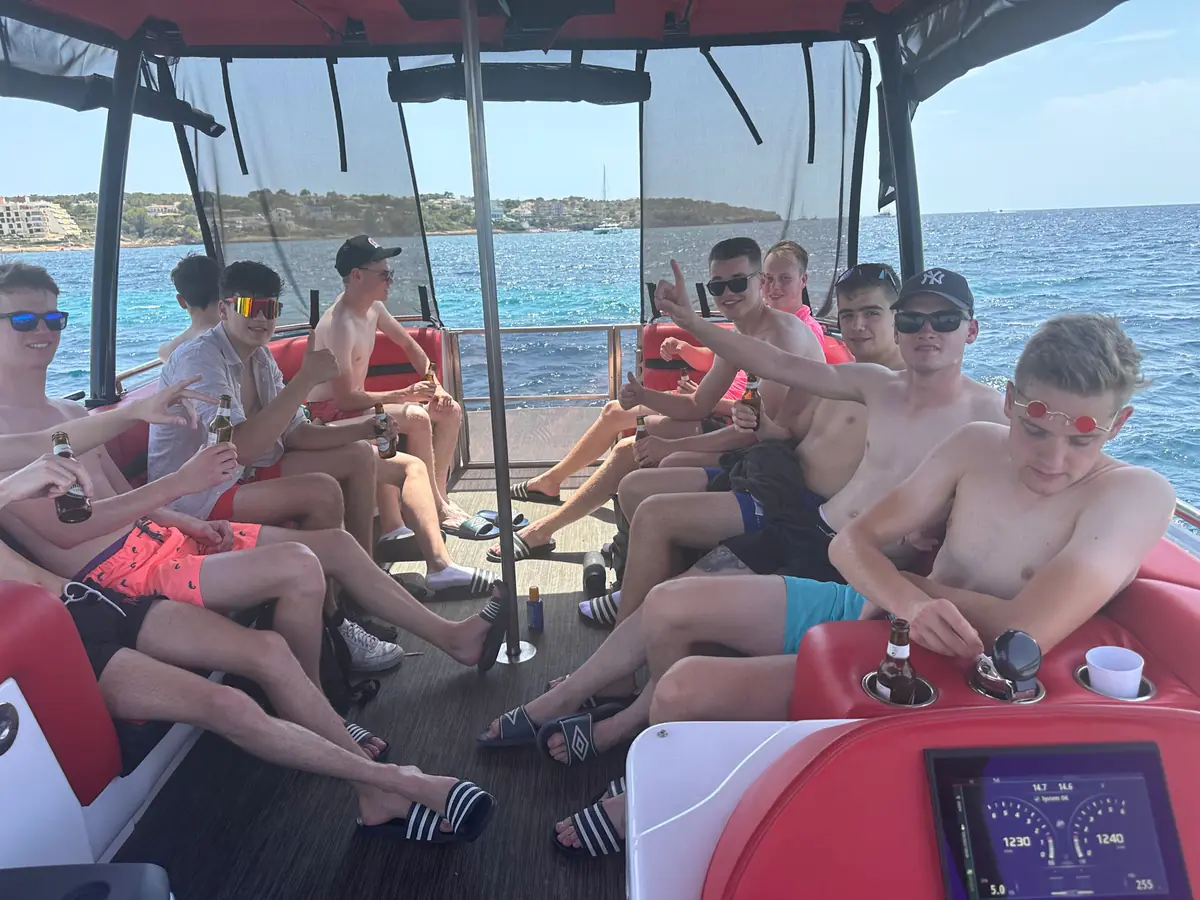 Gäste-Gruppe mit Getränken auf dem Boot