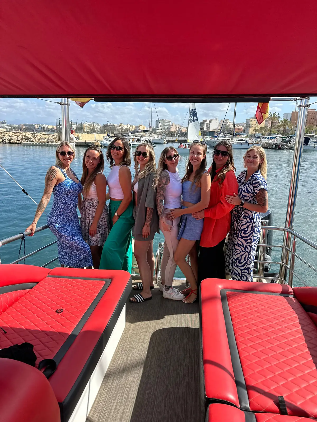 Gruppe an Bord im Hafen von S'Arenal