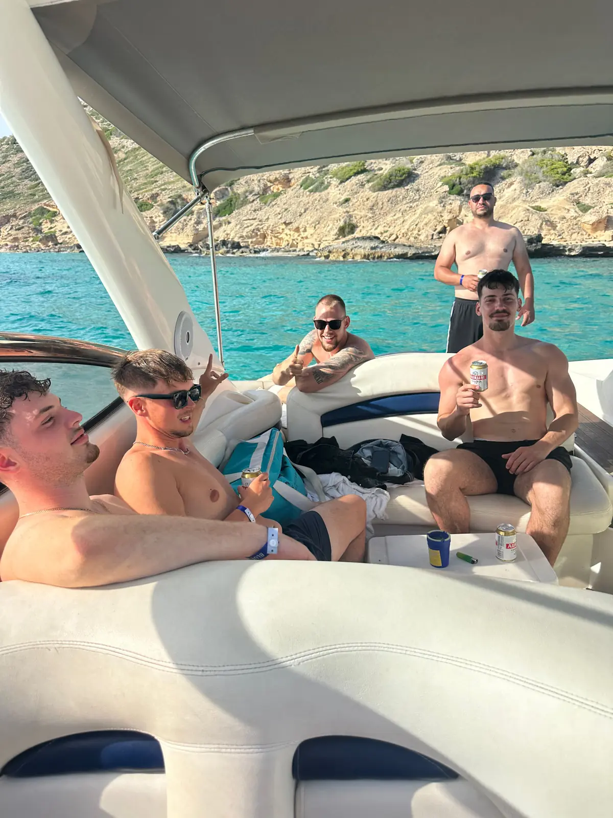 Freunde entspannen auf dem Boot vor Mallorca