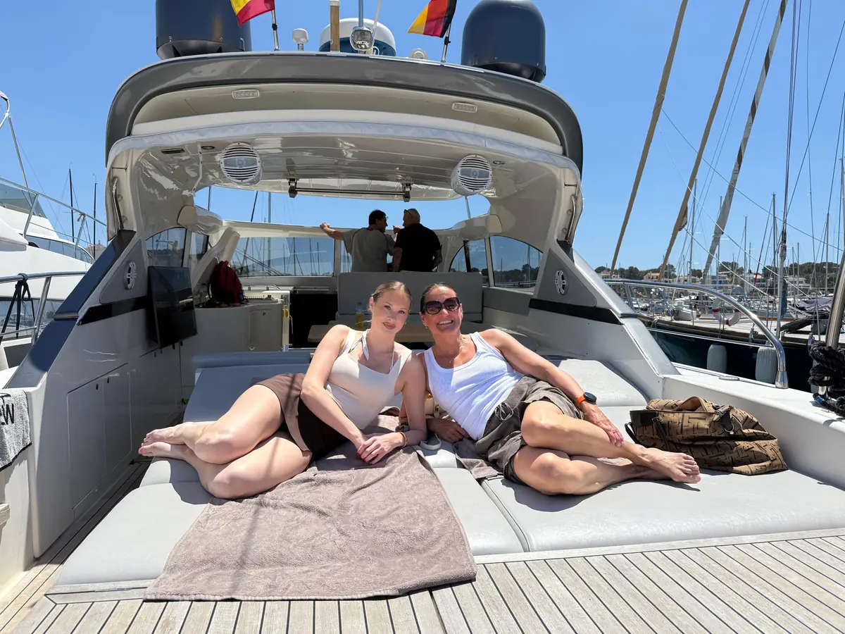 Zwei Gäste entspannen auf dem Sonnendeck der Yacht